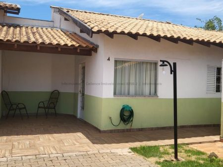Casa-Térrea-Condomínio em Jardim Itatiaia