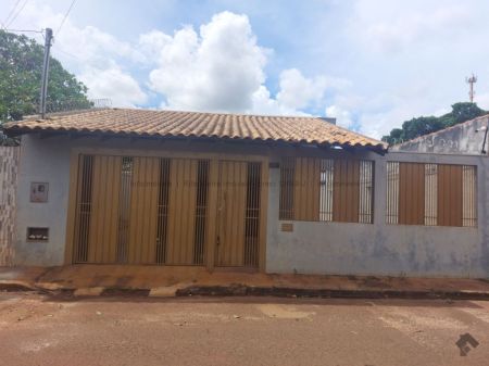Casa-Térrea em Aero Rancho