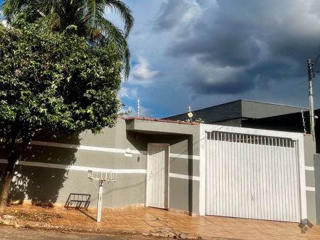 Casa-Térrea em Jardim Imá