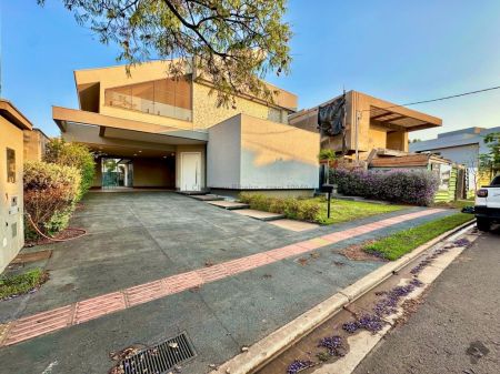 Sobrado-Condomínio em Pq. Residencial Damha III