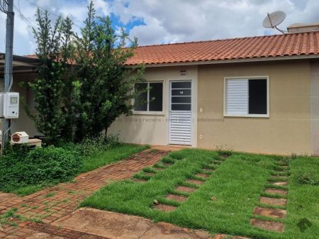 Casa-Térrea-Condomínio em Jardim Parati