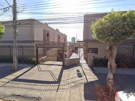 Sobrado-Condomínio em Chácara Cachoeira