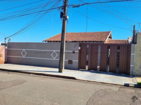Casa-Térrea em Monte Castelo