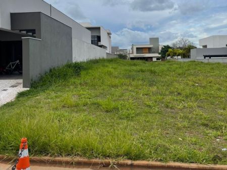 Terreno-Condomínio em Pq. Residencial Damha III
