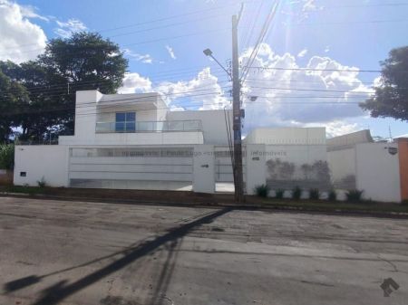 Casa-Térrea em Chácara Cachoeira