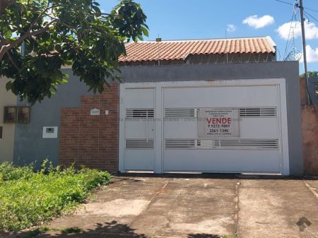 Casa-Térrea em Parque dos Laranjais
