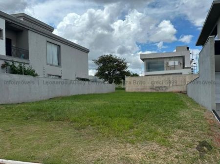 Terreno-Condomínio em Residencial Shalom