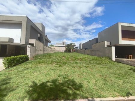 Terreno-Condomínio em Residencial Alphaville III