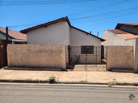 Casa-Térrea em Jardim Estrela Dalva I