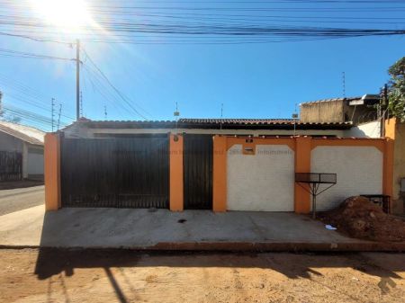 Casa-Térrea em Aero Rancho