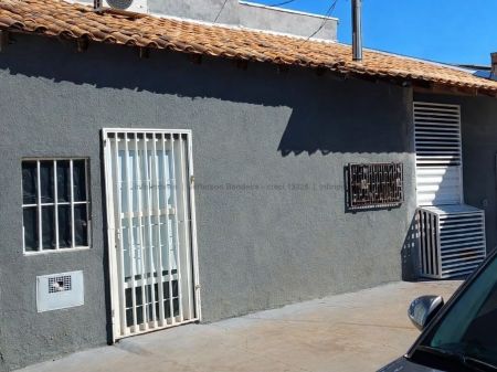 Casa-Térrea em Aero Rancho