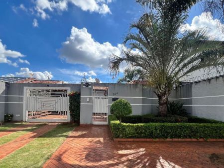 Casa-Térrea em Jardim São Lourenço