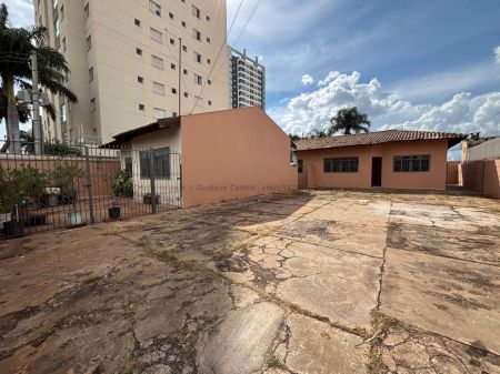 Casa-Térrea-Condomínio em São Francisco