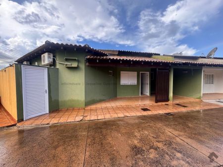 Casa-Térrea-Condomínio em Chácara Cachoeira