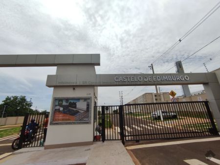 Apartamento em Residencial Ana Maria do Couto