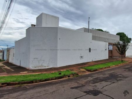 Casa-Térrea em Jardim Montevidéu