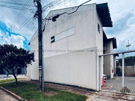 Sobrado-Condomínio em Jardim Itatiaia