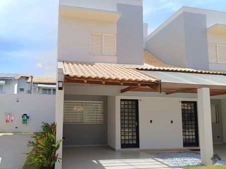 Sobrado-Condomínio em Chácara Cachoeira