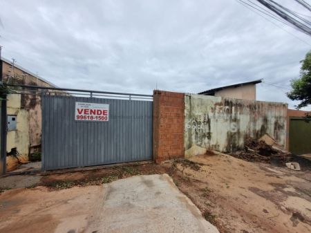 Casa-Térrea em Monte Castelo
