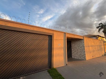 Casa-Térrea em Jardim São Lourenço