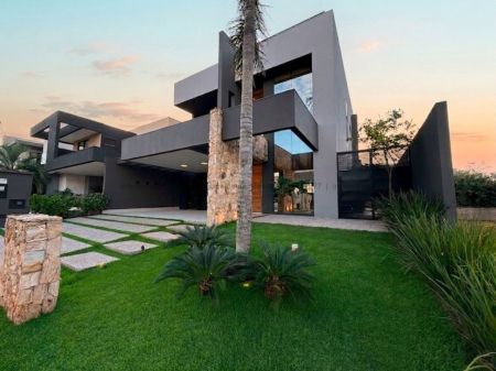 Sobrado-Condomínio em Pq. Residencial Damha III