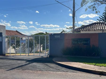 Casa-Térrea-Condomínio em Monte Castelo