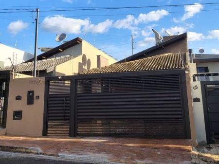 Casa-Térrea em Parque dos Laranjais