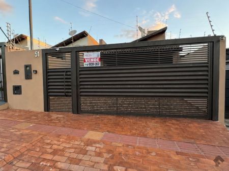Casa-Térrea em Parque dos Laranjais