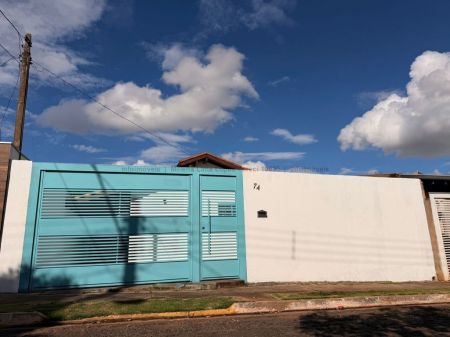 Casa-Térrea-Condomínio em Jardim Centenário