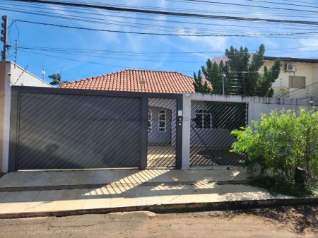 Casa-Térrea em Jardim Mansur