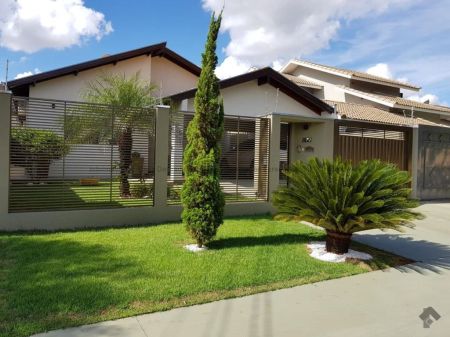Casa-Térrea em Jardim Tropical