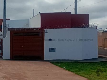 Casa-Térrea em Aero Rancho