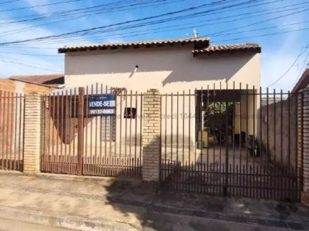Casa-Térrea em Aero Rancho