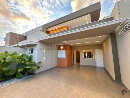 Casa-Térrea em Parque Rita Vieira