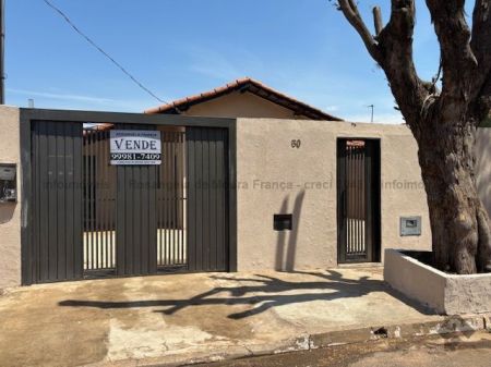 Casa-Térrea em Arnaldo Estevão de Figueiredo