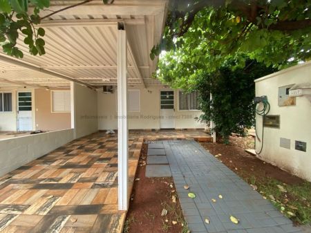Casa-Térrea-Condomínio em Jardim Parati