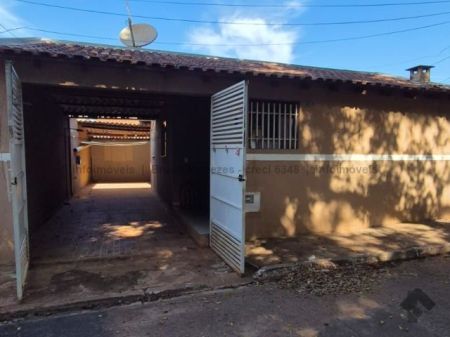 Casa-Térrea em Aero Rancho