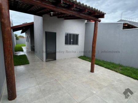 Casa-Térrea em Aero Rancho