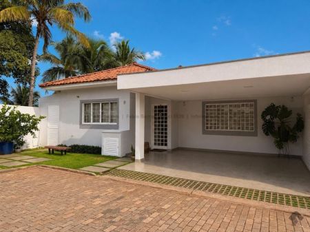 Casa-Térrea-Condomínio em Carandá Bosque II