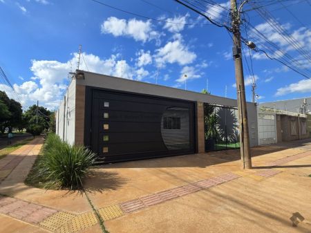 Casa-Térrea em Jardim Jockey Club