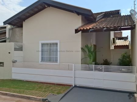 Casa-Térrea-Condomínio em Jardim Centenário