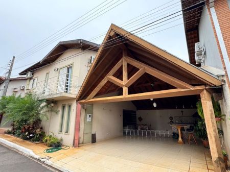 Sobrado-Condomínio em Chácara Cachoeira