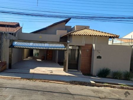 Casa-Térrea em Jardim Mansur