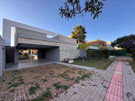 Casa-Térrea-Condomínio em Residencial Alphaville II