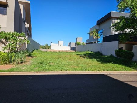Terreno-Condomínio em Pq. Residencial Damha III