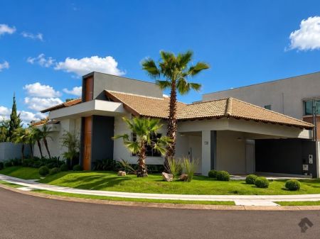 Sobrado-Condomínio em Pq. Residencial Damha II