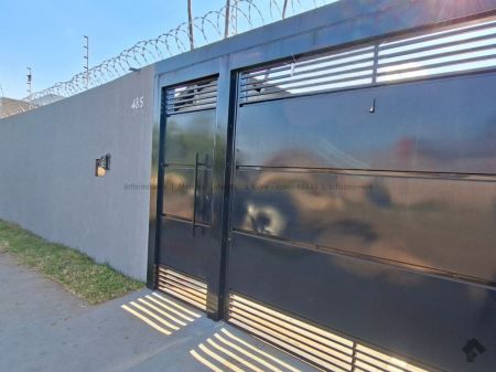 Casa-Térrea em Parque Rita Vieira