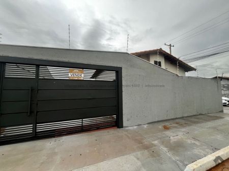 Casa-Térrea em Aero Rancho