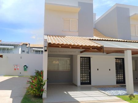 Sobrado-Condomínio em Chácara Cachoeira