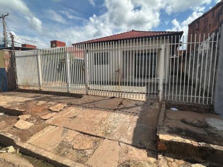 Casa-Térrea em Jardim Pênfigo